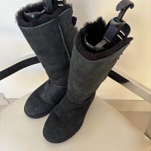 UGG Amelie Tall Swarovski Crystal Bow Boots in black. Size 9 new condition